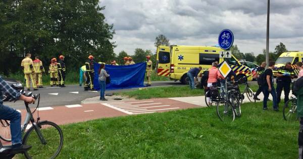 Vrouw (73) ernstig gewond na botsing met auto in Agelo
