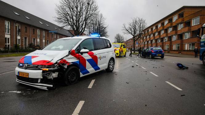 Politiewagen met spoed moet uitwijken en komt hard in botsing met auto op kruispunt in Apeldoorn