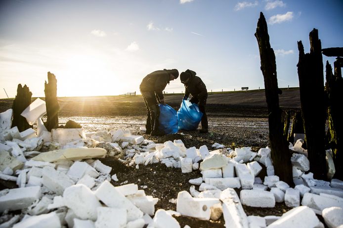 Vrijwilligers ruimen de troep op op de Wadden.