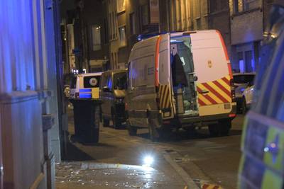 Kijk. Explosie beschadigt garagepoort in Antwerpse Dambruggestraat