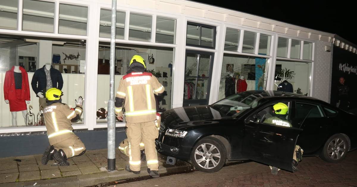 Auto rijdt tegen pui winkelpand Yerseke Bevelanden pzc.nl