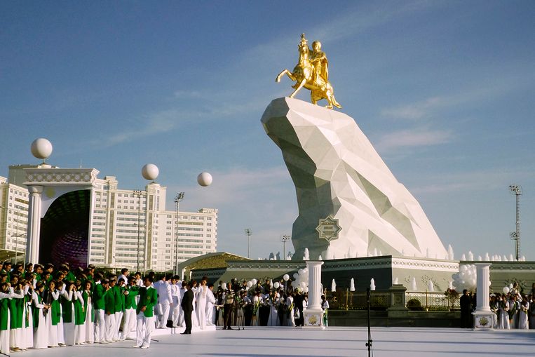 Het standbeeld van Gurbanguly Berdimuhamedow in Ashgabat. Beeld ap