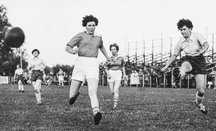 Spelfragment Minerva – V(eni) V(idi) V(ici) uit Rotterdam. Minerva, de eerste Dordtse damesvoetbalclub, won de vriendschappelijke wedstrijd.