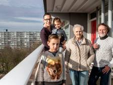 Sociale isolatie terwijl je hutjemutje leeft? Galerijflat in Deventer heeft geen keus: ‘Wij letten hier wel op elkaar’