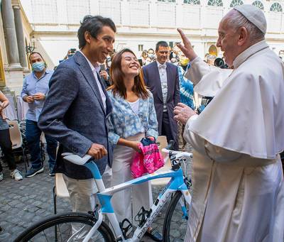 Giro-winnaar Bernal brengt bezoek aan paus Franciscus
