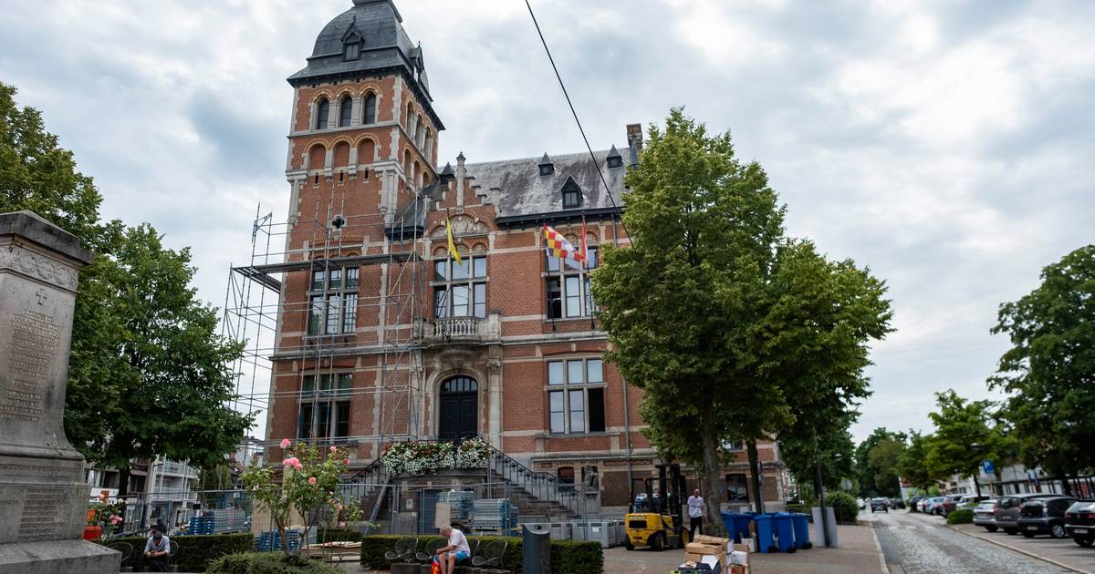 Oud gemeentehuis maandenlang in de steigers Brasschaat hln.be