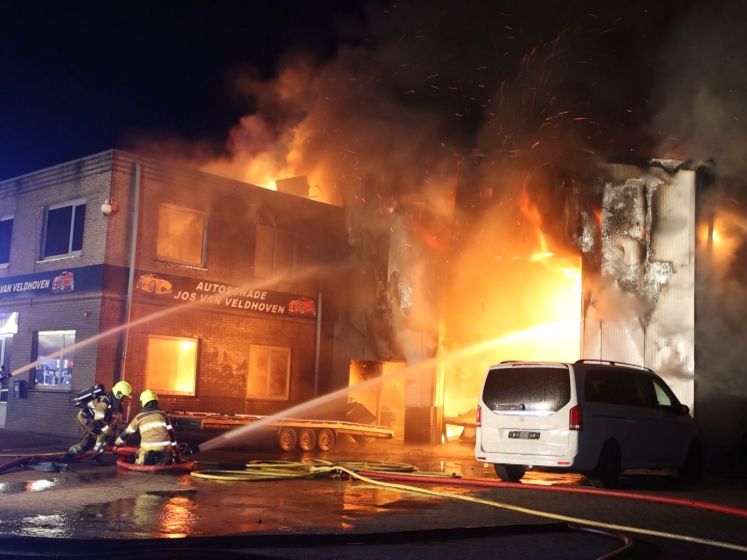 Autoschadebedrijf en sportschool Kerkdriel verwoest door brand