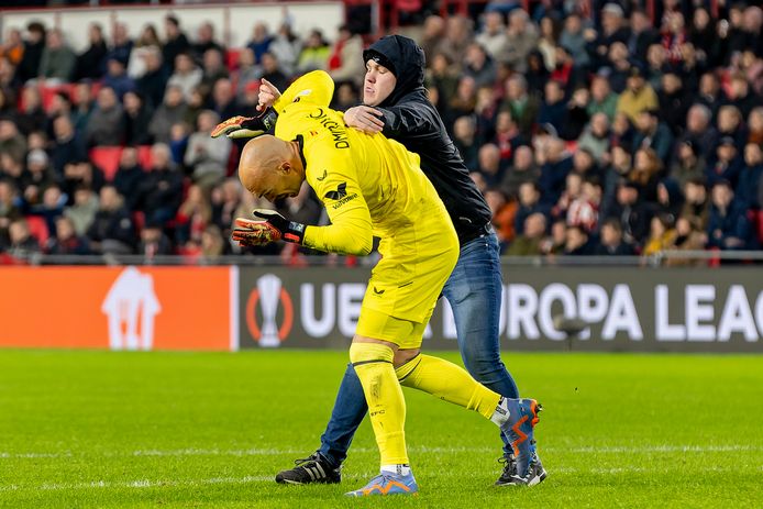 Marko Dmitrovic wordt aangevallen door de PSV-fan.