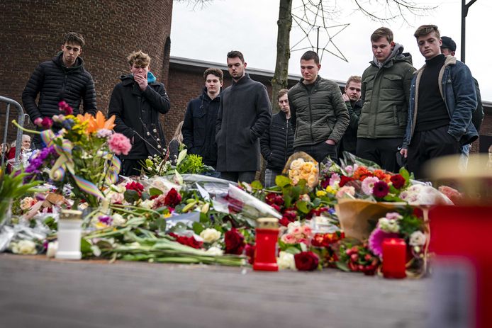 Mensen leggen bloemen op het Sint Lambertusplein ter nagedachtenis aan de 21-jarige Guus Janssen uit Horst.