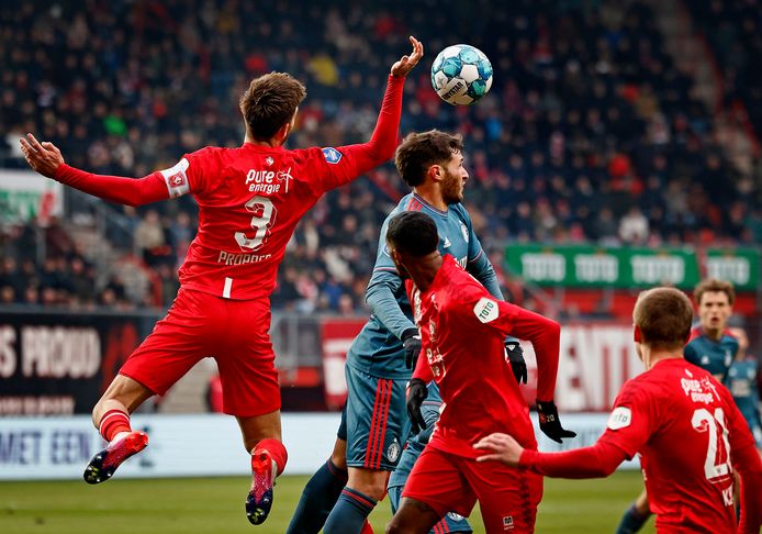 Twente-aanvoerder Robin Pröpper raakte de bal met de hand, maar ontsnapte aan een penalty.