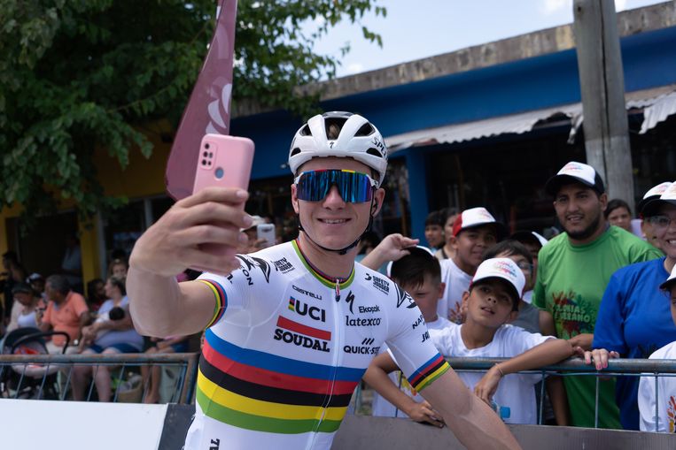 Wereldkampioen Remco Evenepoel neemt even een selfie met de Argentijnse fans, in San Juan. Beeld BELGA