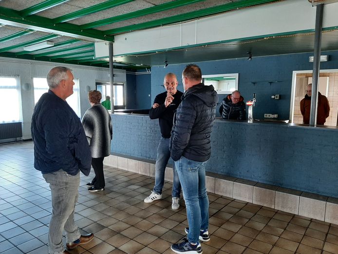 Initiatiefnemer Robert Martens (midden) haalt met buurtbewoners Lauran en Piet herinneringen op in de kantine van KS Broekhoven.