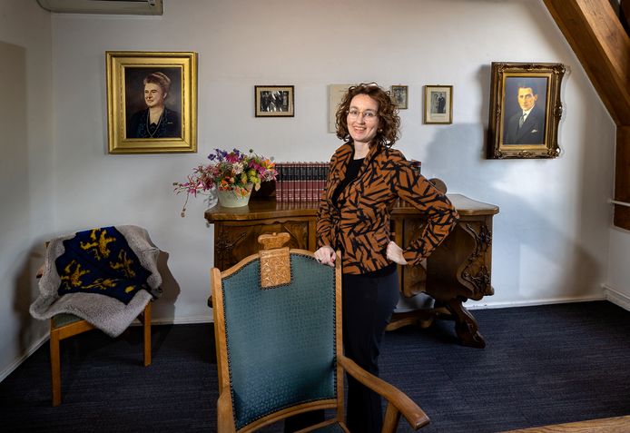 Burgemeester Judith Keijzers van de gemeente Oirschot in de oude burgemeesterskamer van Truus Smulders-Beliën,
de eerste vrouwelijke burgemeester van Nederland, zij werd op 16 april 1946 benoemd, vrijdag 75 jaar geleden.