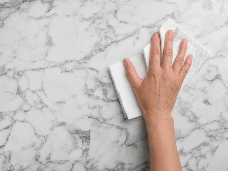 Zo maak je een keuken met marmer aanrechtblad (of gootsteen) schoon