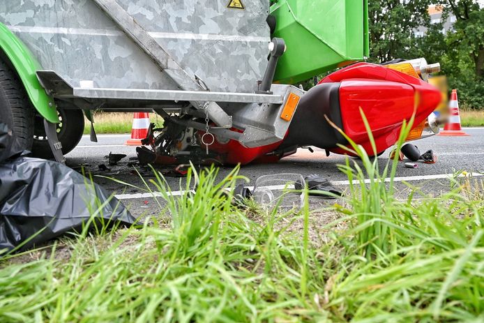Een motorrijder botste vrijdagochtend tegen een pijlwagen in Tilburg.