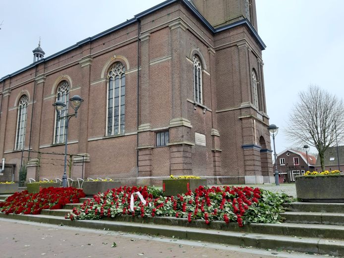 Op de trappen van de kerk in Erp liggen meer dan duizen rozen ter nagedachtenis aan de corona-slachtoffers.