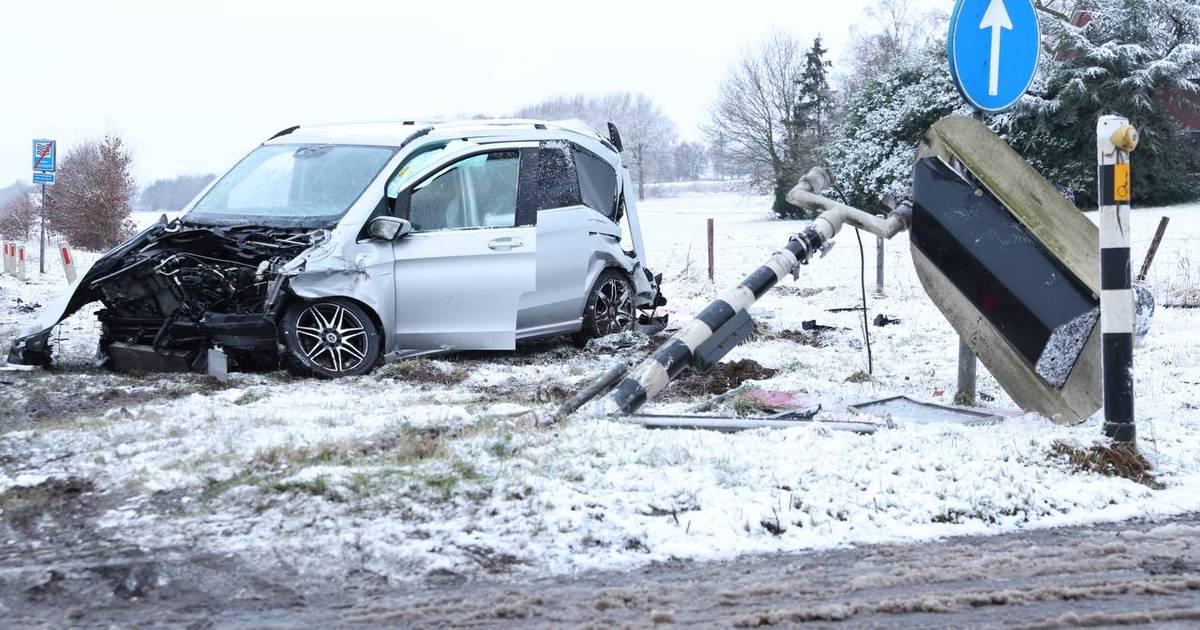 Automobilist zwaargewond bij aanrijding op N35 bij Wierden: weg volledig afgesloten.