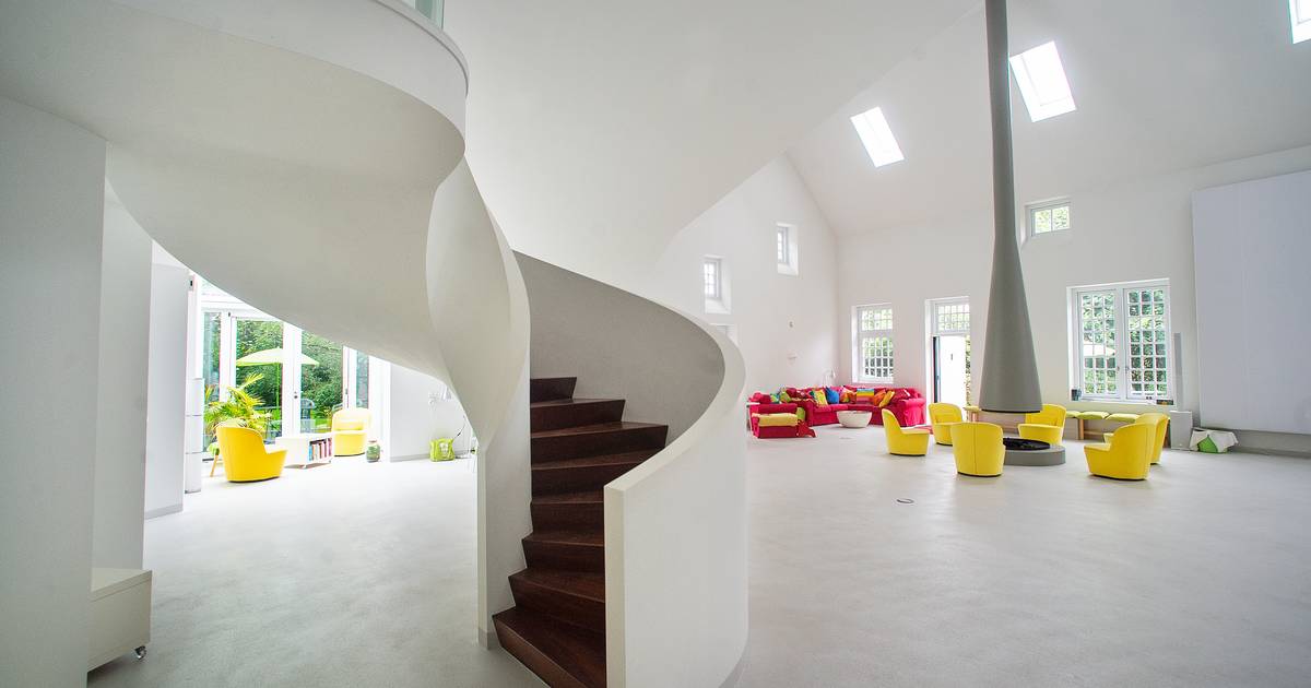 Van hypermodern huis via een trapje naar buiten, en meteen weer driehonderd jaar terug in de tijd