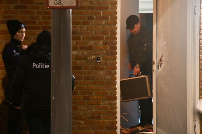 De uitzinnige ex-vriend bewerkte de voordeur met een hakbijl en raakte zo de woning langs de Spoelstraat in Roeselare binnen. De schade aan de deur is duidelijk zichtbaar.