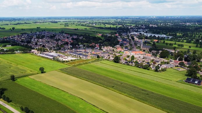 De eerste tachtig huizen in de nieuwe wijk Rouveen-Zuid komen te staan in de strook langs de bestaande woningen, tussen Multifunctionele combischool Rouveen (midden) en de Oude Rijksweg (rechts)