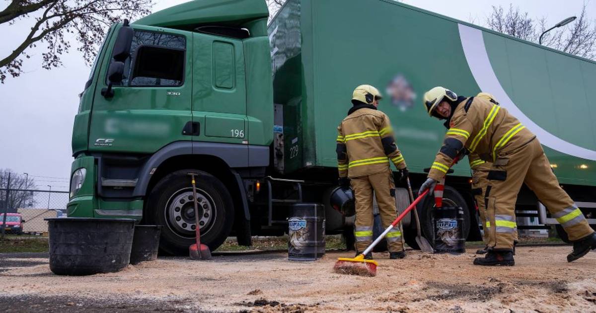 Vrachtwagen lekt diesel na botsing met aanhangwagen in Oss.