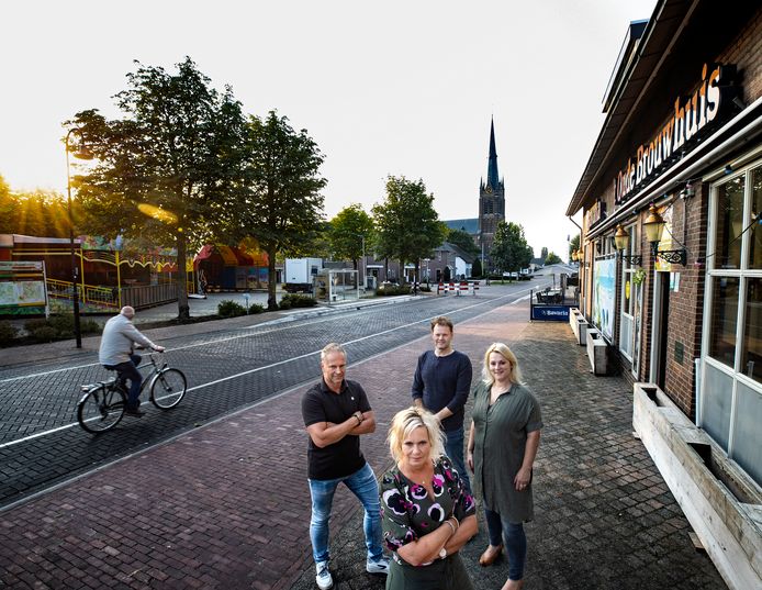 William van Aarle, Nanette Welten, Roy Goossens en Anneke Hikspoors (vlnr) zijn zwaar teleurgesteld dat er niks mag tijdens de kermis in Liessel.