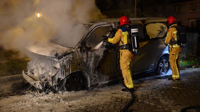 Fikse brand bij een busje aan de Rozenstraat in Asten.