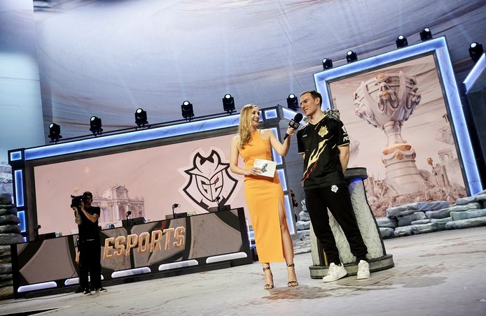 Caster Eefje 'Sjokz' Depoortere en Luka 'Perkz' Perkovic tijdens een interview.