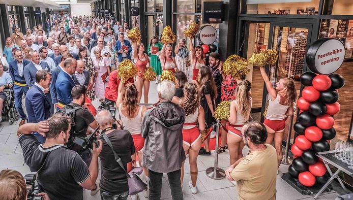 Het stadbestuur trok samen met een fanfare en enkele danseressen van winkel tot winkel.