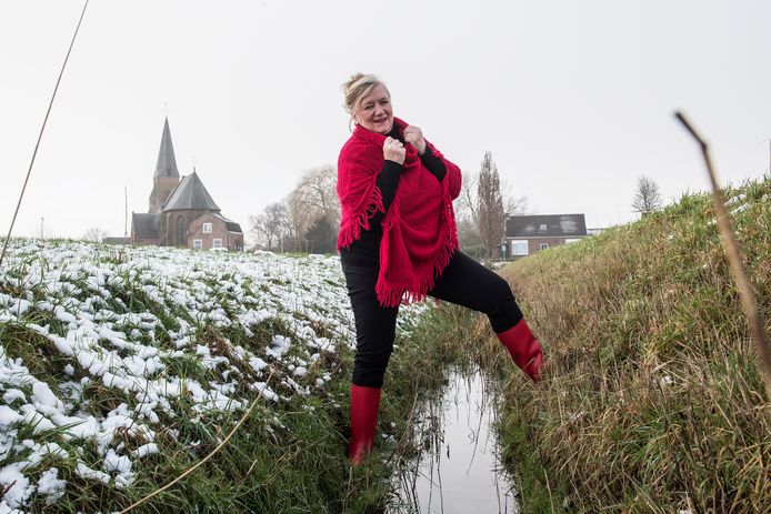 Joke van Vrouwerff in de landelijke entourage van haar Betuwse thuis Gellicum.