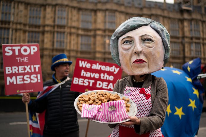 Anti-Brexitprotest aan het Britse parlement in Londen. Een activoerster draagt een reuzemasker van Brits premier Theresa May.