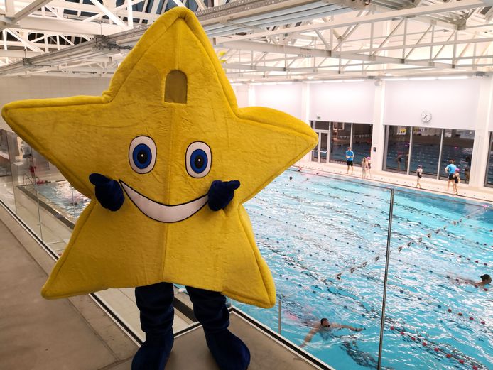 Diksmuide viert dat zijn nieuwe zwembad 1000 dagen open is met deze nieuwe mascotte Berre De Sterre