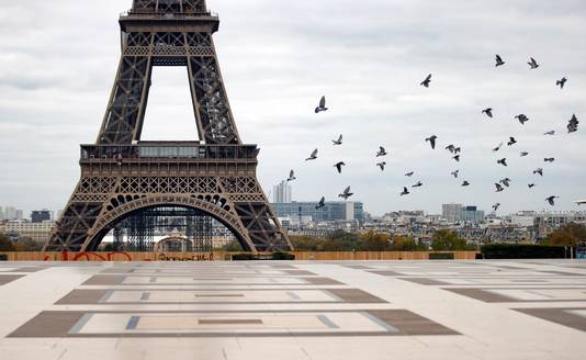 Amper volk aan de Eiffeltoren in Parijs