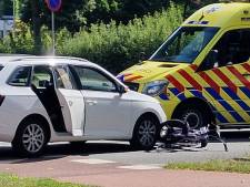Snorfietsster gewond naar ziekenhuis na aanrijding met auto in Hengelo