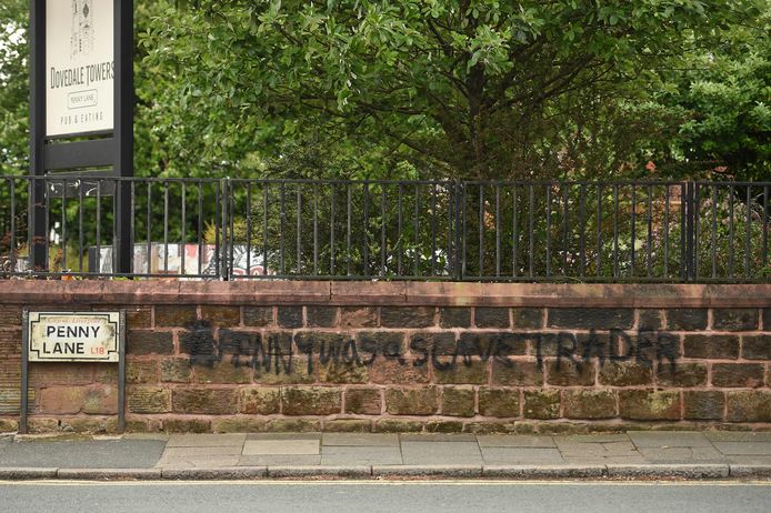 "Penny was a slave trader" luidt de graffiti-boodschap aan de Penny Lane in Liverpool.  (archieffoto 12 juni)