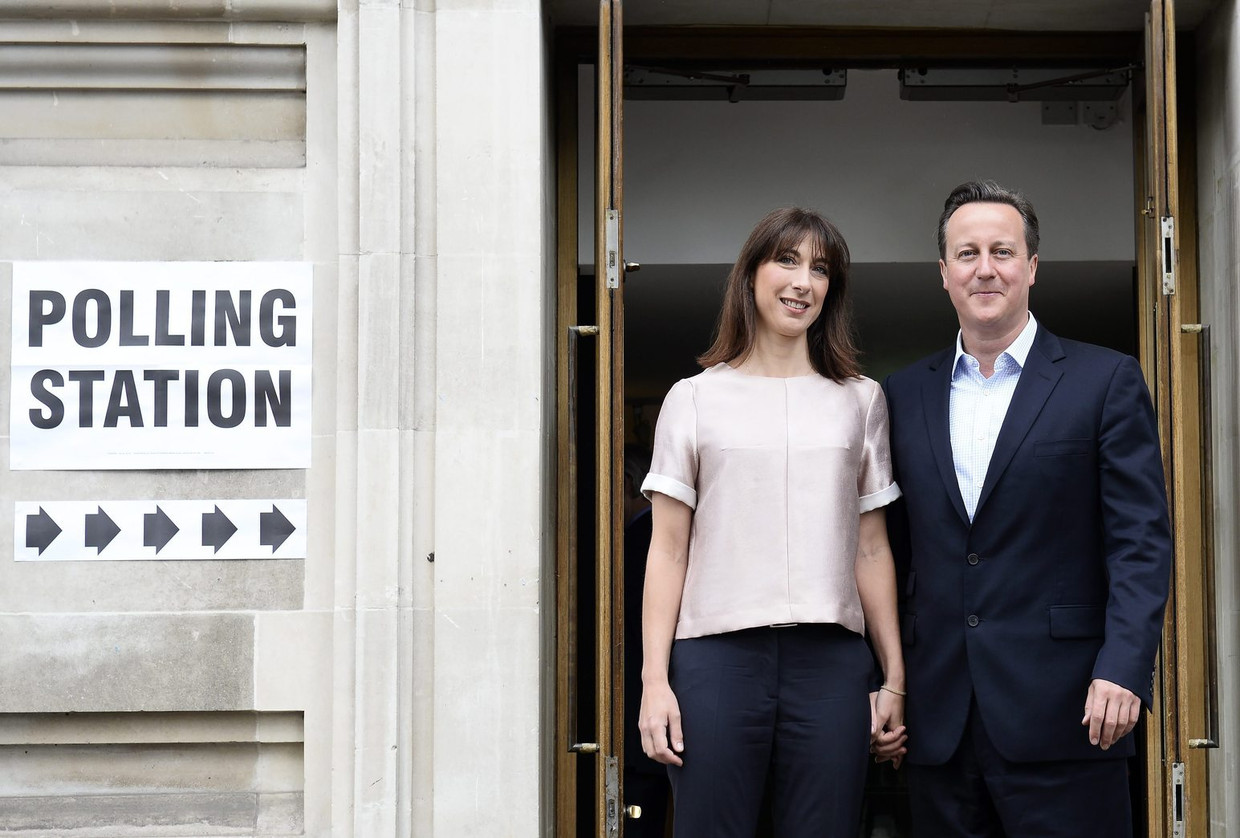 De Britse premier David Cameron en zijn vrouw Samantha verlaten het stemlokaal na het uitbrengen van hun stem voor de Europese verkiezingen. Beeld epa