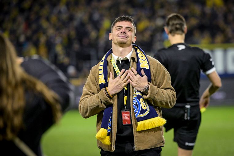 Scherpschutter Dante Vanzeir neemt voor de aftrap tegen Zulte Waregem afscheid van het Union-publiek. Beeld Photo News