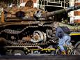 De zwaar beschadigde Russische T-72B tank op het Leidseplein in Amsterdam, als onderdeel van de expositie Forum on European Culture van De Balie. Volgende week komt de tank terug naar Groesbeek.