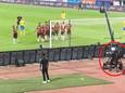 Mislukte vrije trap Cristiano Ronaldo knalt op het hoofd van cameraman 