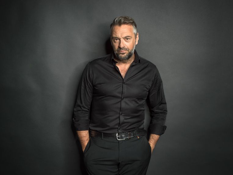 ‘Met Tom Waes heeft de VRT een van de drie best betaalde televisiegezichten op de payroll staan’, zegt een bron. Beeld © VRT - Johan Jacobs