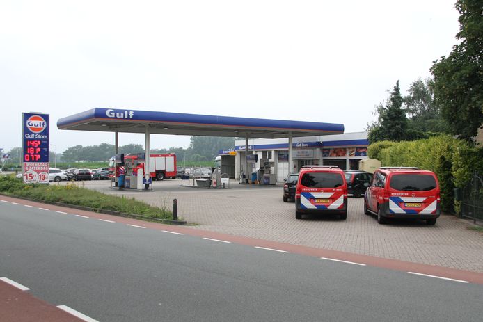 De brandweer is aanwezig bij het tankstation aan de Rijssensestraat in Enter vanwege een gaslek.