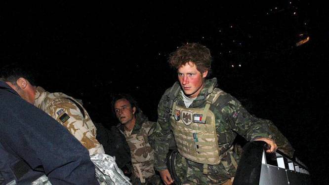 Prins Harry erkent in boek doodschieten van 25 Taliban-strijders: 'Hoe dom kun je in hemelsnaam zijn?’