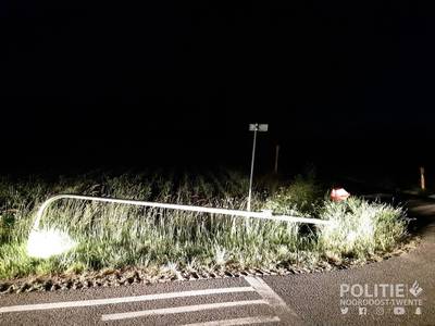 Groep jongeren trekt lantaarnpaal omver in Rossum: ‘Wees nu ook zo stoer je te melden’