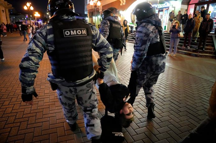 Oproerpolitie arresteert een man tijdens een protest in Moskou. Beeld van september dit jaar.