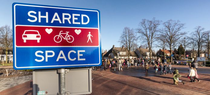 Het schoolplein van De Regenboog in Wijbosch maakt onderdeel uit van het dorpsplein met Shared Space; een plein voor meerdere gebruikers. Volgens de schoolleiding is het té onveilig voor de kinderen.