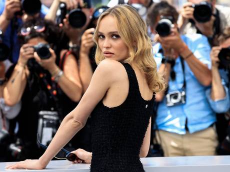 ‘Fantasie van vieze mannen’, ‘bewust grensoverschrijdend’: pers genadeloos over productie met Lily-Rose Depp