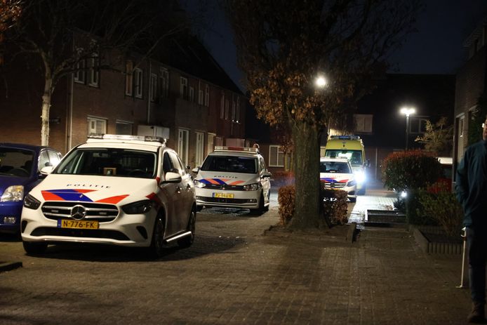 Meerdere politiewagens en een ambulance kwamen naar de woning in Waalwijk, waar de steekpartij plaatsvond.
