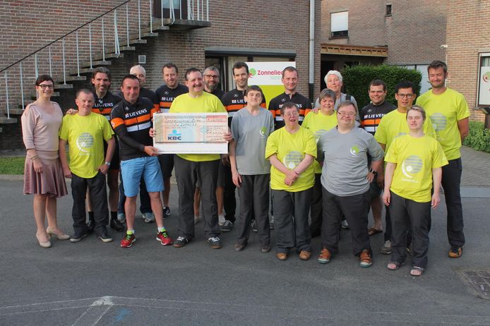 Lievens Cycling Team Schenkt 2 000 Euro Aan Zonnelied Roosdaal Hln Be