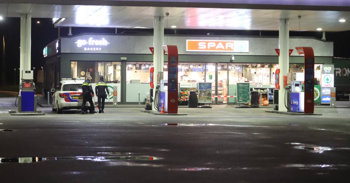 Medewerkster van tankstation aan de A50 bedreigd met wapen, politie zoekt overvaller - De Gelderland