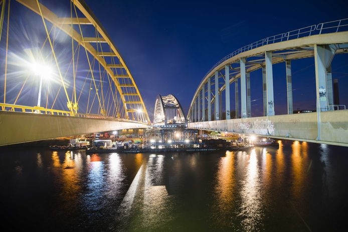 De nieuwe spoorbrug bij Leidsche Rijn zal vandaag tussen de twee bestaande bruggen worden gehesen. Er worden veel kijkers verwacht. Foto Jeroen Jumelet
